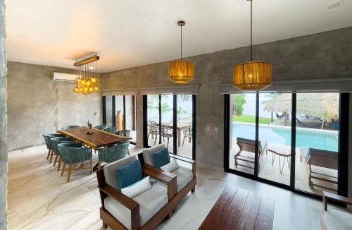 Othon P. Blanco Villa | Casa Xchel - Lujo frente a la Bahía piscina jacuzzi y deck