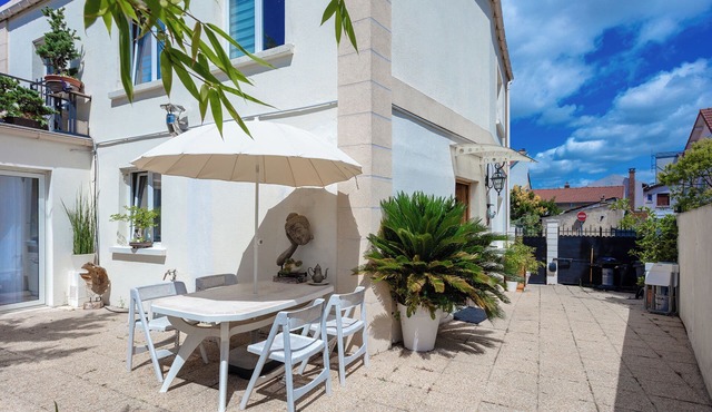 House with a lovely garden/Metro Line 14/AC/BBQ