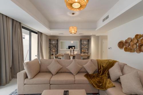 Luxury 4-Bedroom Holiday Villa Stay at DAMAC Hills 2 Aster