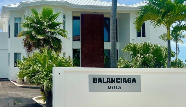Luxury 6-bedroom villa in amazing view 6 min walking to the beach.